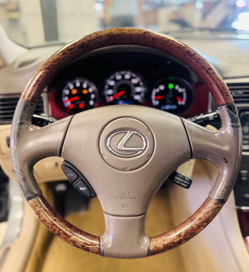 Lexus ES 300 Vehicle Full-screen Gallery Image 09