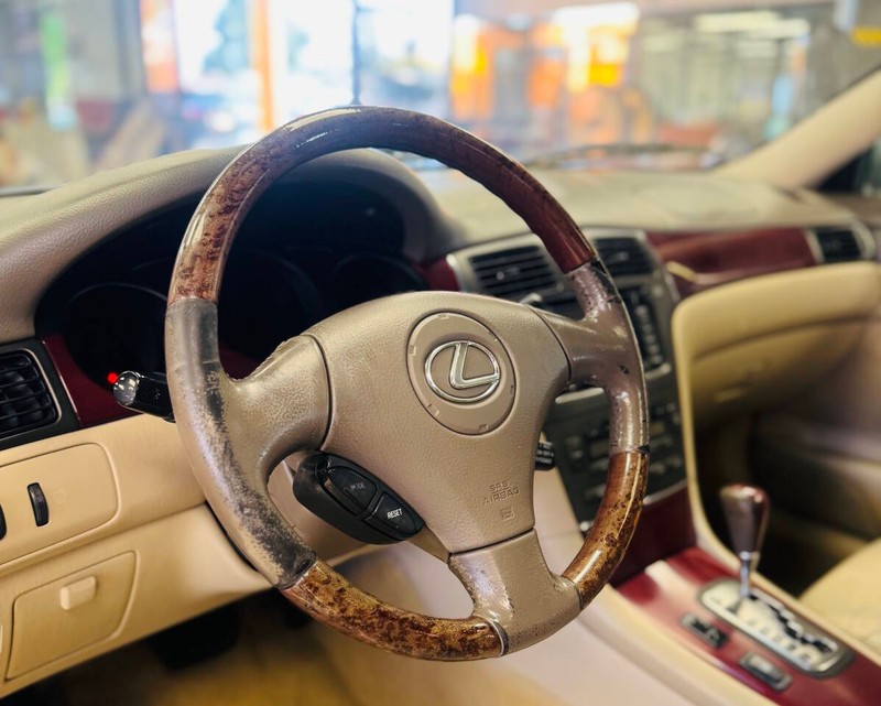 Lexus ES 300 Vehicle Full-screen Gallery Image 10