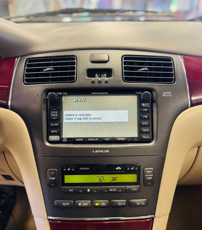 Lexus ES 300 Vehicle Full-screen Gallery Image 11