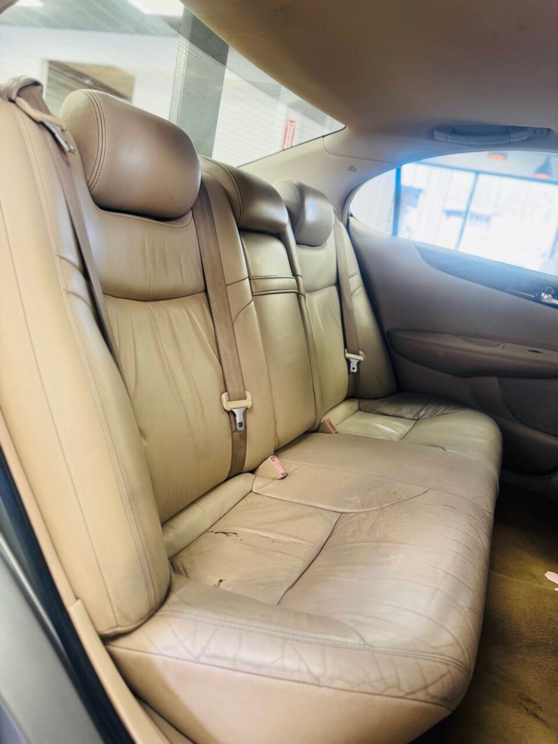 Lexus ES 300 Vehicle Full-screen Gallery Image 15