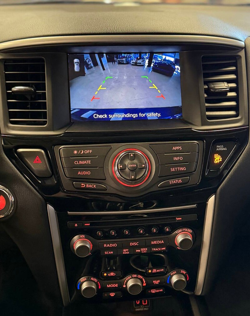 Nissan Pathfinder Vehicle Full-screen Gallery Image 11
