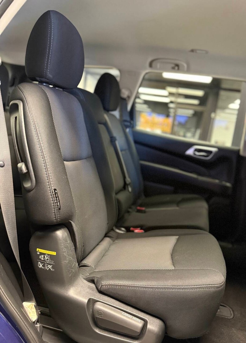 Nissan Pathfinder Vehicle Full-screen Gallery Image 14