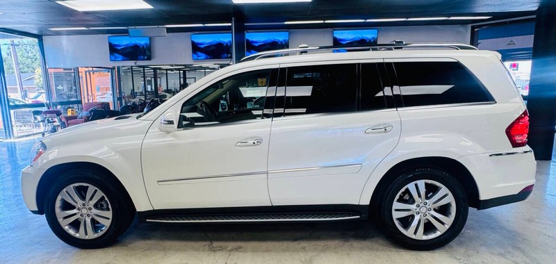 Mercedes-Benz GL-Class Vehicle Full-screen Gallery Image 03