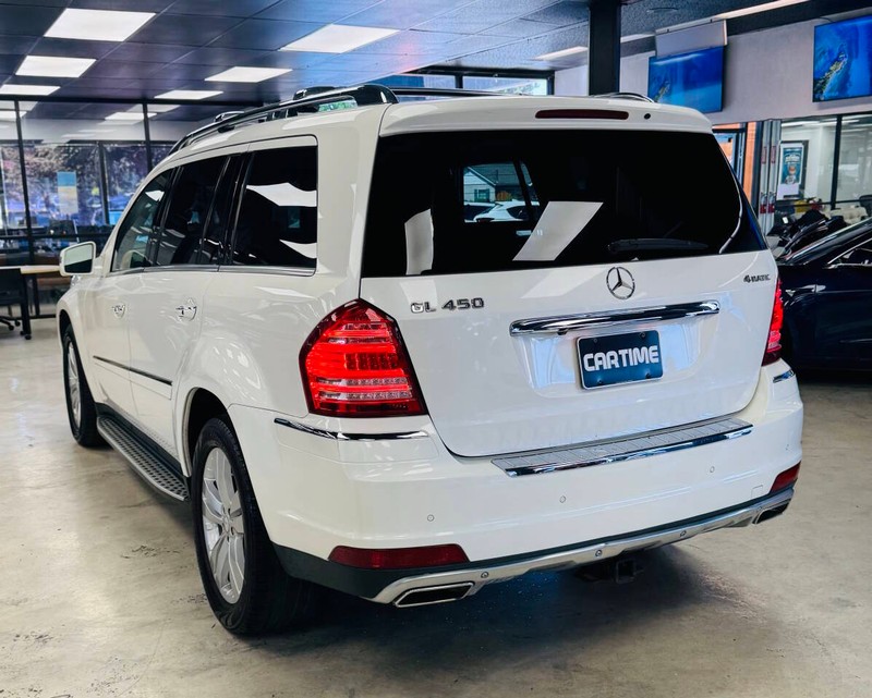 Mercedes-Benz GL-Class Vehicle Full-screen Gallery Image 06