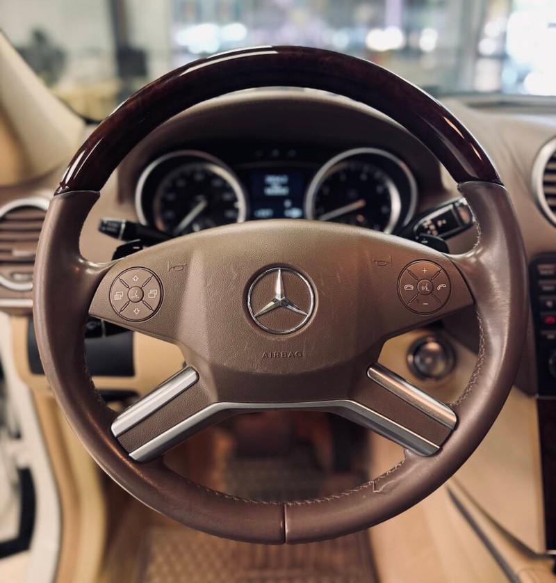 Mercedes-Benz GL-Class Vehicle Full-screen Gallery Image 08
