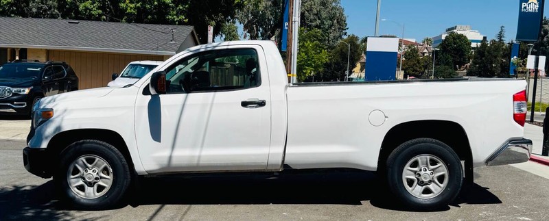 Toyota Tundra 4WD Vehicle Full-screen Gallery Image 04