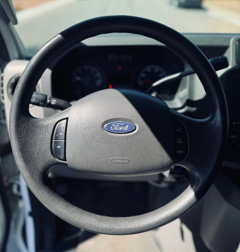 Ford E-Series Vehicle Full-screen Gallery Image 11