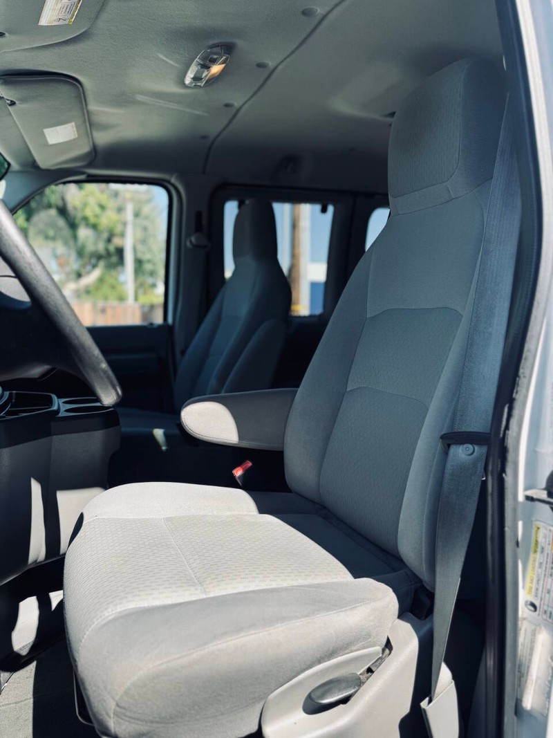 Ford E-Series Vehicle Full-screen Gallery Image 16
