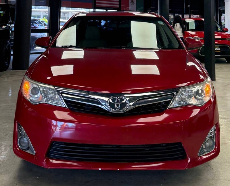 Toyota Camry Vehicle Full-screen Gallery Image 05