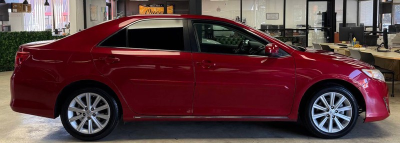 Toyota Camry Vehicle Full-screen Gallery Image 08