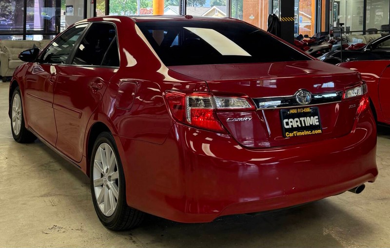 Toyota Camry Vehicle Full-screen Gallery Image 09
