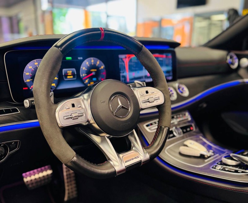 Mercedes-Benz E-Class Vehicle Full-screen Gallery Image 15