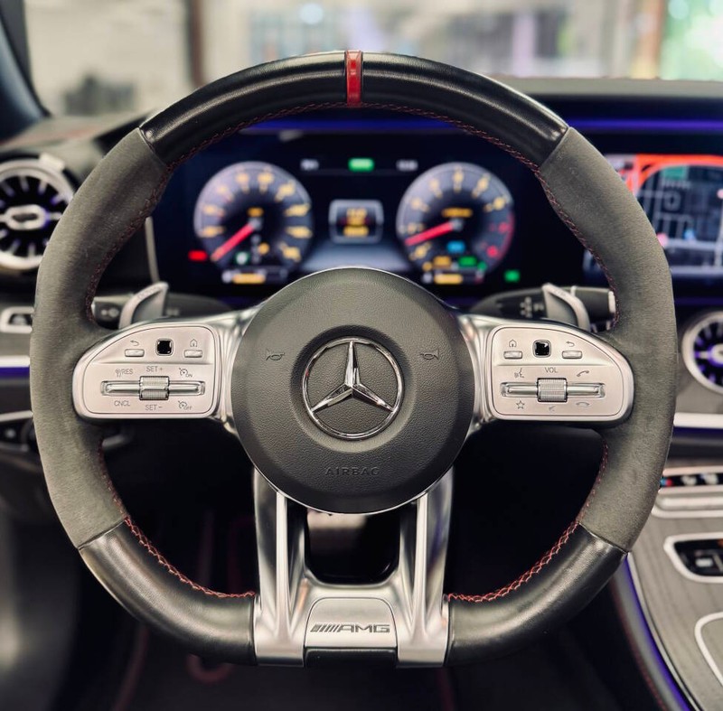 Mercedes-Benz E-Class Vehicle Full-screen Gallery Image 16