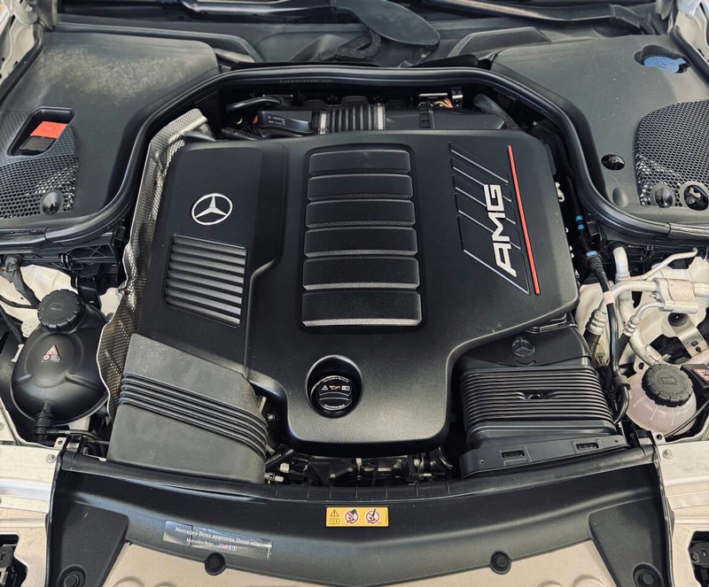 Mercedes-Benz E-Class Vehicle Full-screen Gallery Image 17