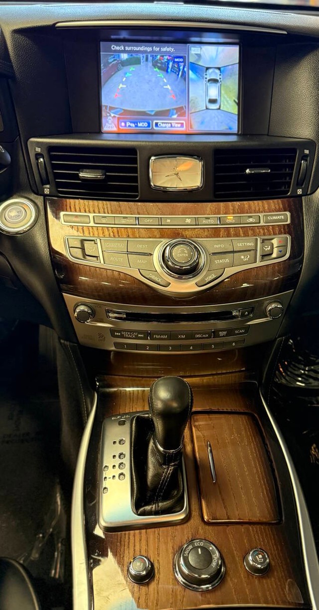 INFINITI Q70 Hybrid Vehicle Full-screen Gallery Image 12