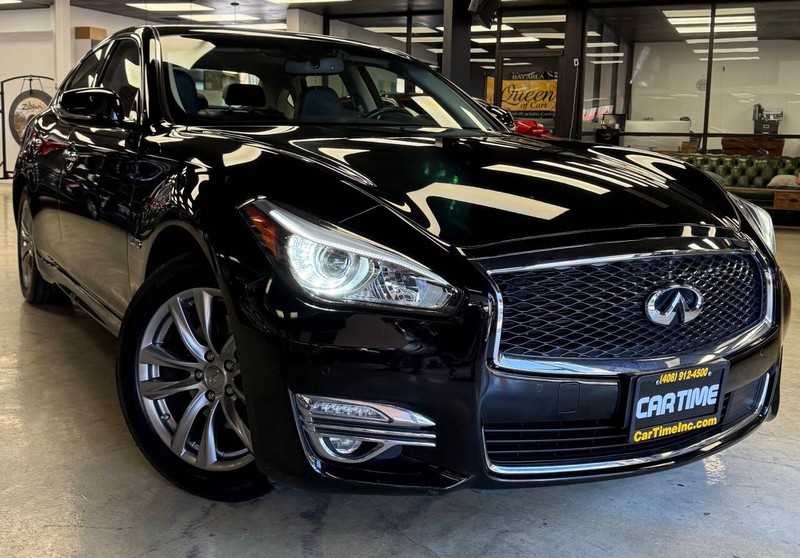 INFINITI Q70 Hybrid Vehicle Full-screen Gallery Image 03