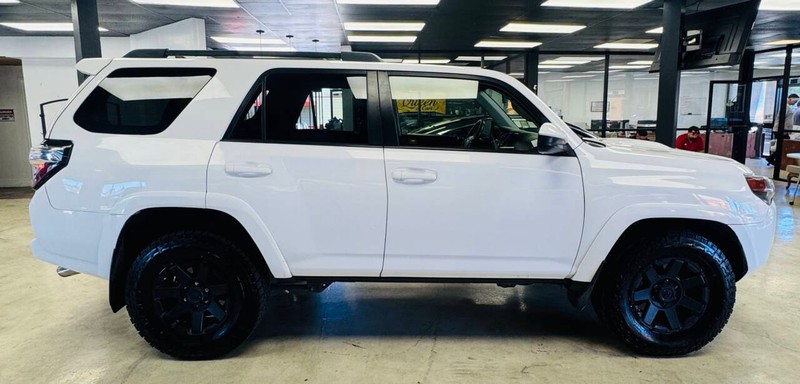 Toyota 4Runner Vehicle Full-screen Gallery Image 05