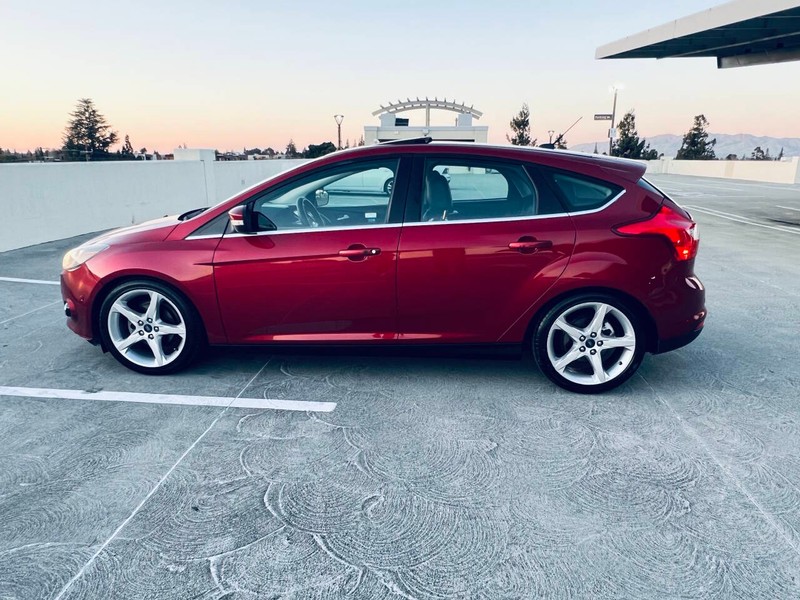 Ford Focus Hatchback Vehicle Full-screen Gallery Image 04
