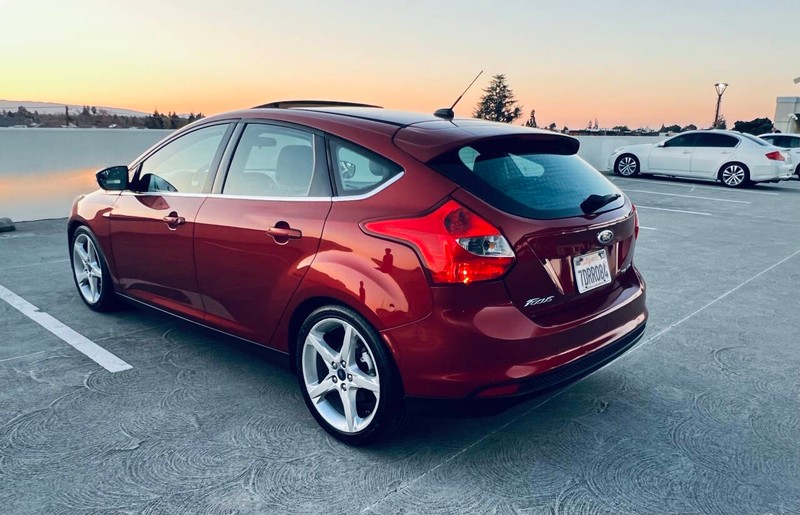 Ford Focus Hatchback Vehicle Full-screen Gallery Image 05
