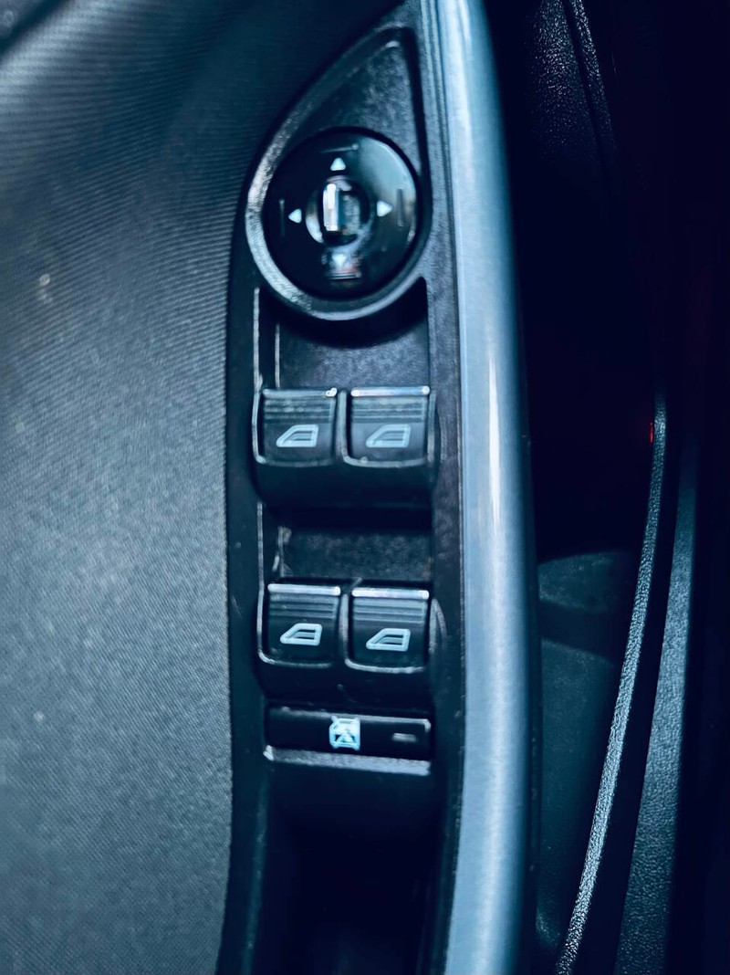 Ford Focus Hatchback Vehicle Full-screen Gallery Image 17