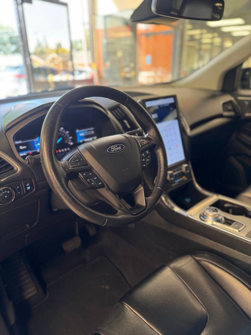 Ford Edge Vehicle Full-screen Gallery Image 10