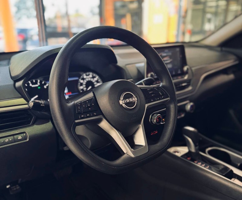 Nissan Altima Vehicle Full-screen Gallery Image 10