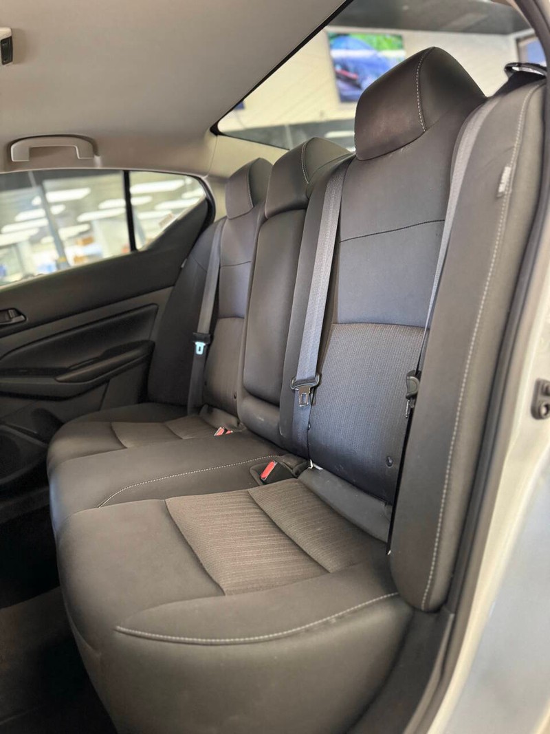 Nissan Altima Vehicle Full-screen Gallery Image 15