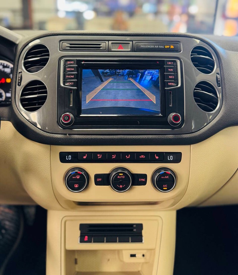 Volkswagen Tiguan Vehicle Full-screen Gallery Image 11