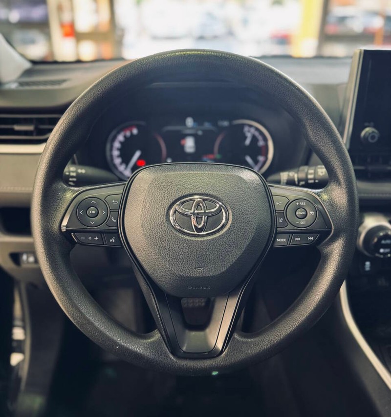 Toyota RAV4 Vehicle Full-screen Gallery Image 09