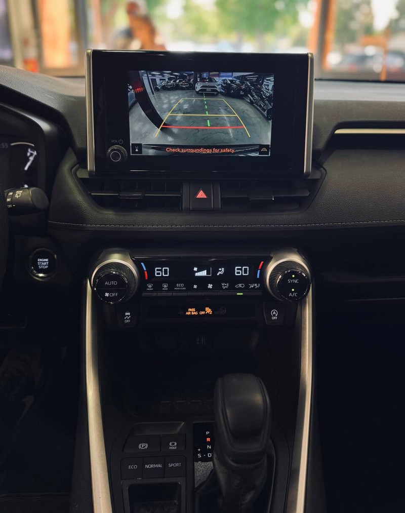 Toyota RAV4 Vehicle Full-screen Gallery Image 11
