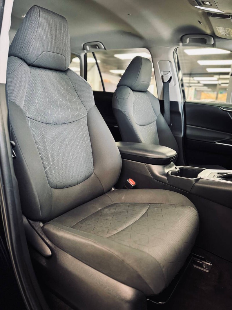 Toyota RAV4 Vehicle Full-screen Gallery Image 15