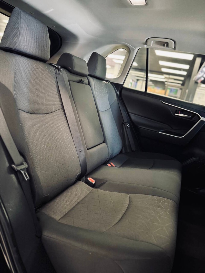 Toyota RAV4 Vehicle Full-screen Gallery Image 16