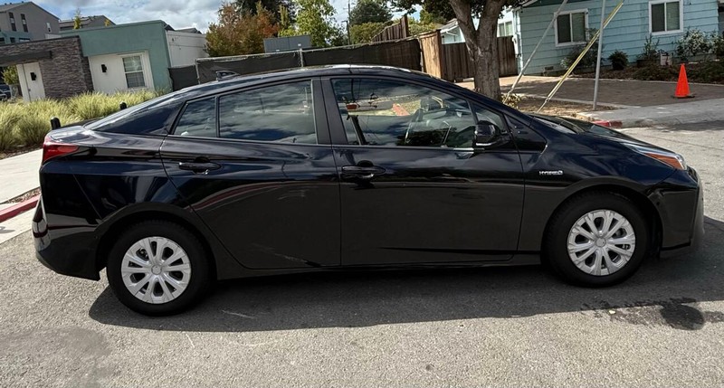 Toyota Prius Vehicle Full-screen Gallery Image 05