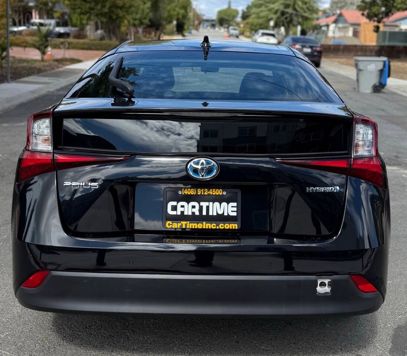Toyota Prius Vehicle Full-screen Gallery Image 07
