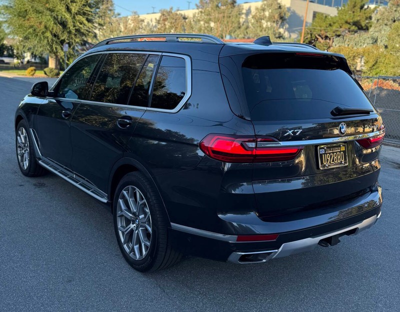 BMW X7 Vehicle Full-screen Gallery Image 08