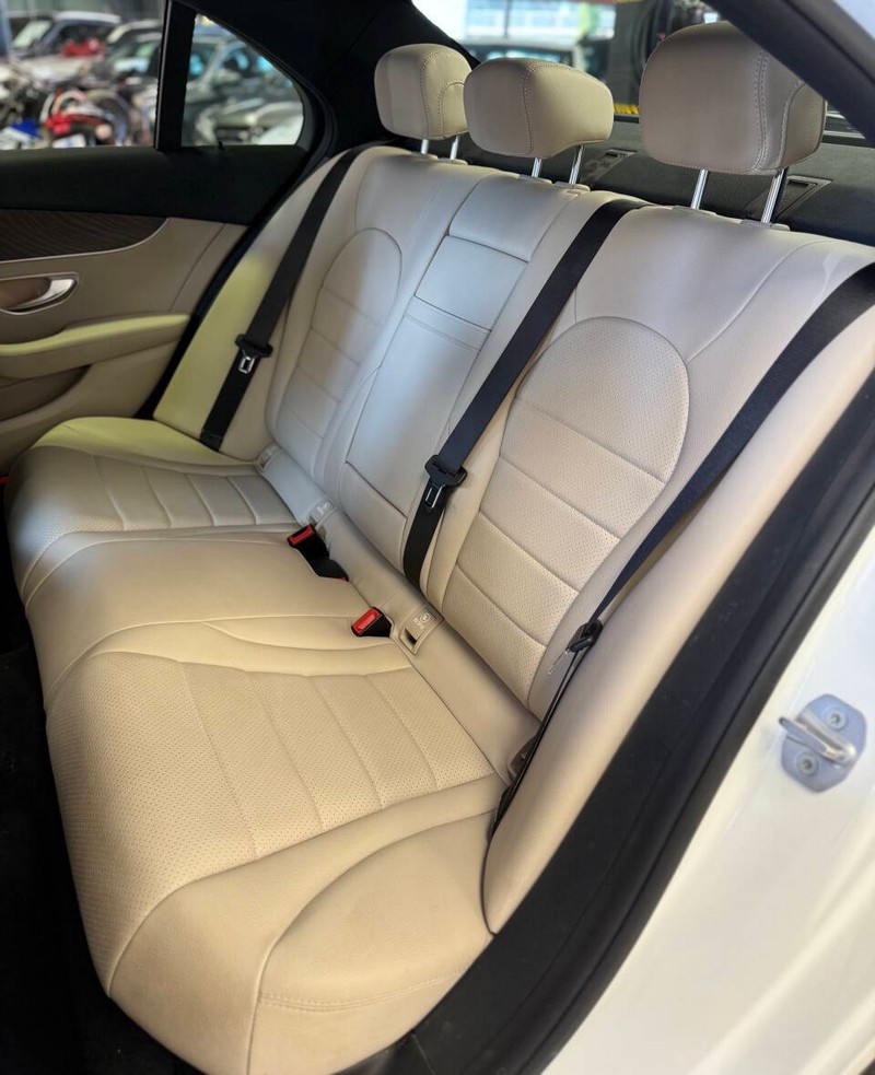 Mercedes-Benz C-Class Vehicle Full-screen Gallery Image 15