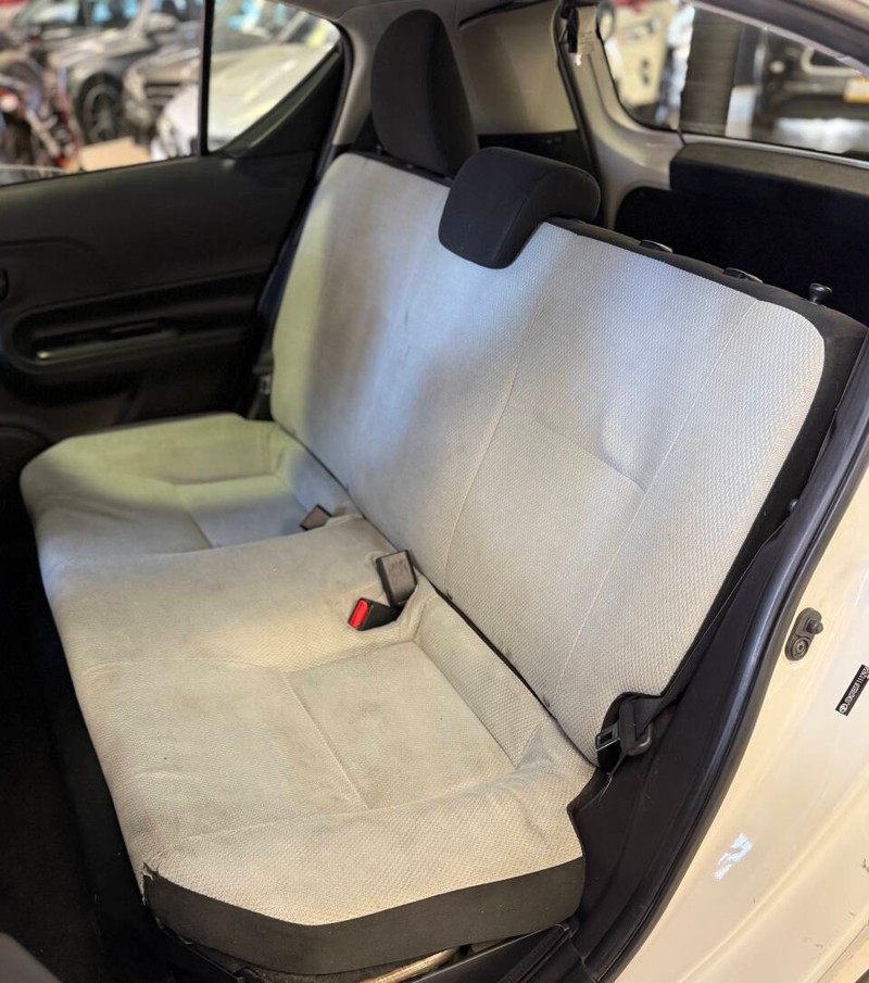 Toyota Prius c Vehicle Full-screen Gallery Image 15