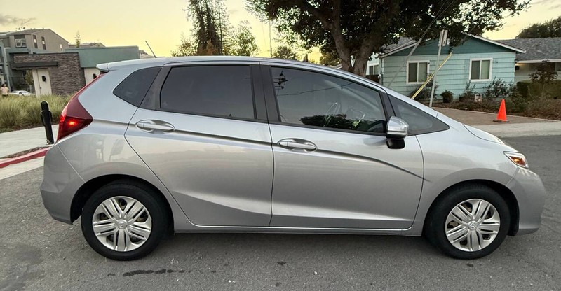Honda Fit Vehicle Full-screen Gallery Image 05