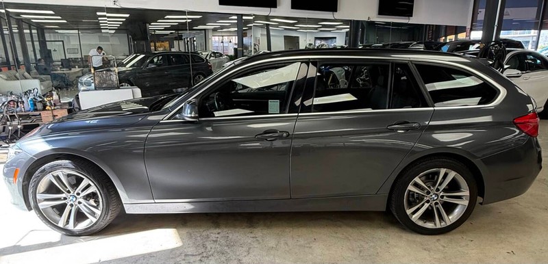 BMW 3 Series Vehicle Full-screen Gallery Image 04
