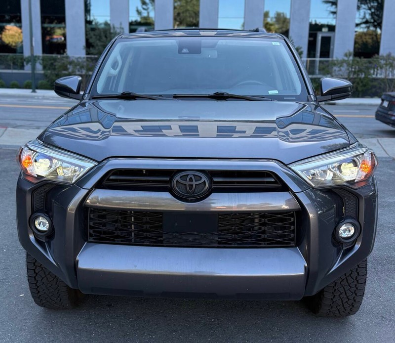 Toyota 4Runner Vehicle Full-screen Gallery Image 02