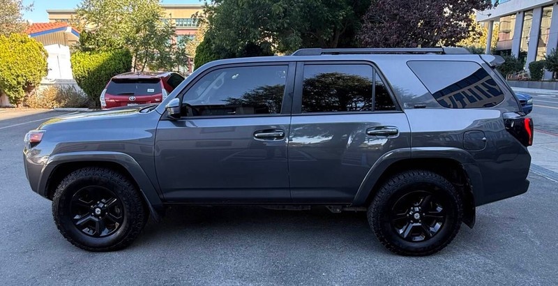 Toyota 4Runner Vehicle Full-screen Gallery Image 03