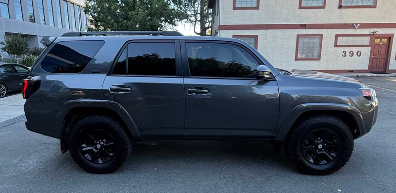 Toyota 4Runner Vehicle Full-screen Gallery Image 05