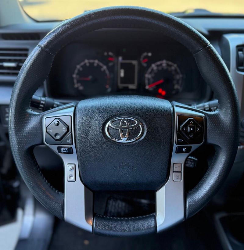 Toyota 4Runner Vehicle Full-screen Gallery Image 10