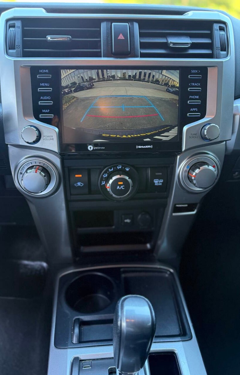 Toyota 4Runner Vehicle Full-screen Gallery Image 11