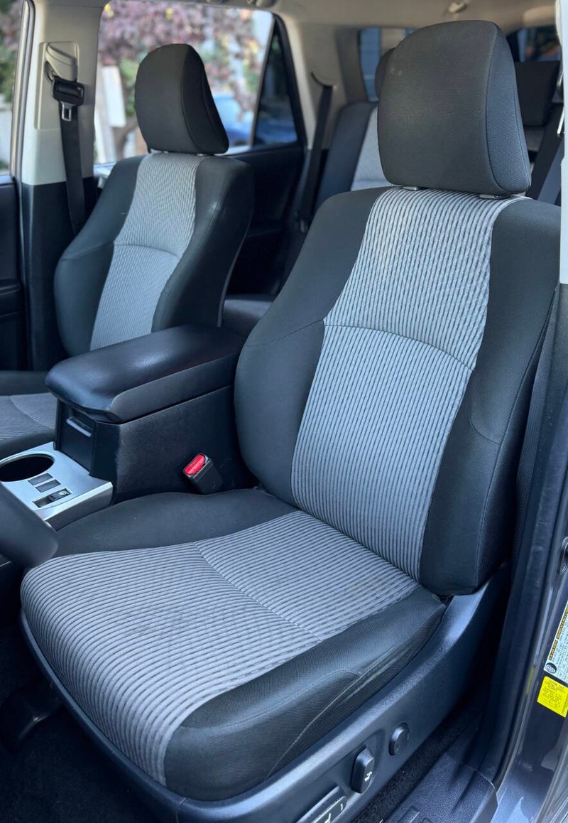 Toyota 4Runner Vehicle Full-screen Gallery Image 13