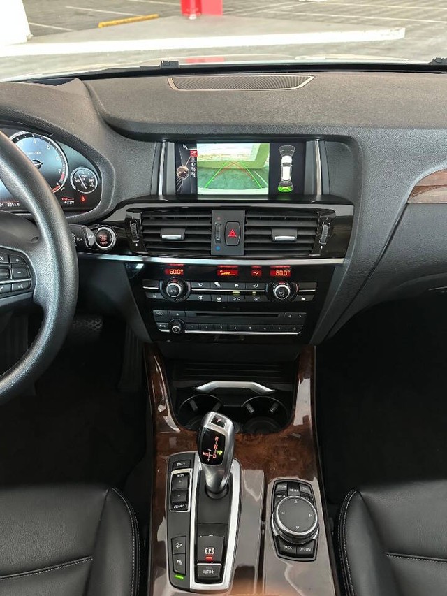 BMW X3 Vehicle Full-screen Gallery Image 10