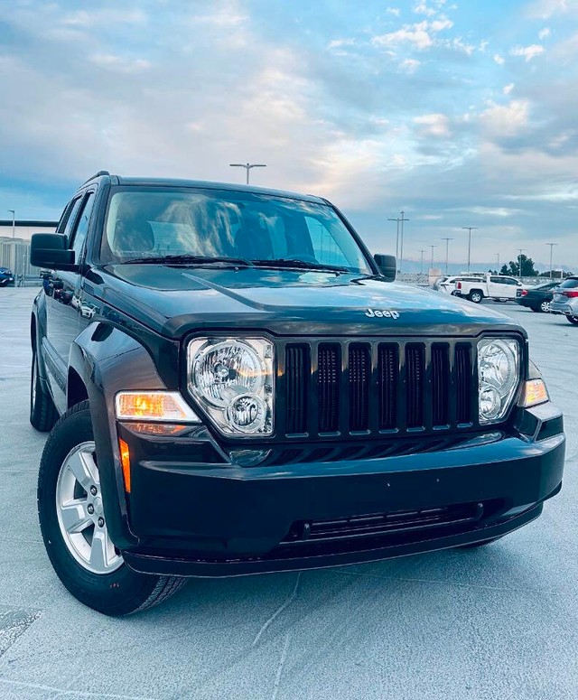 Jeep Liberty Vehicle Full-screen Gallery Image 03