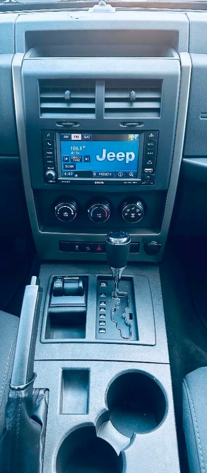 Jeep Liberty Vehicle Full-screen Gallery Image 12