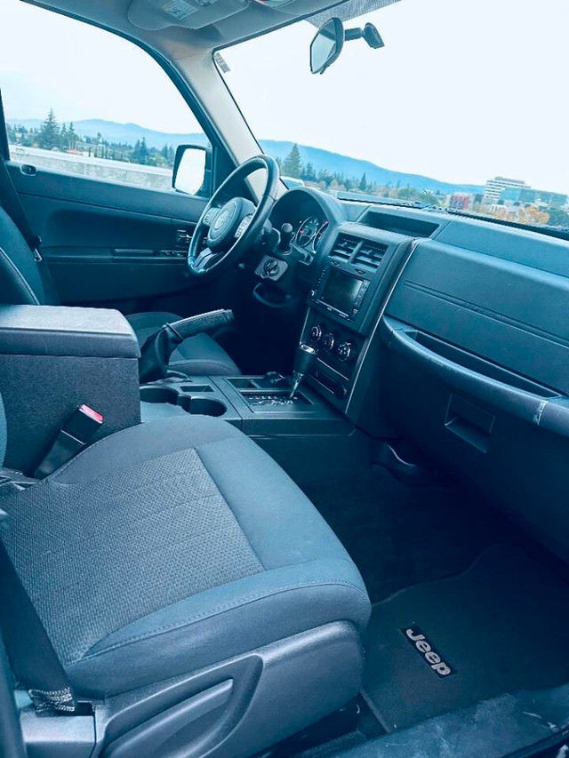 Jeep Liberty Vehicle Full-screen Gallery Image 15