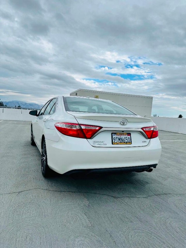 Toyota Camry Vehicle Full-screen Gallery Image 05